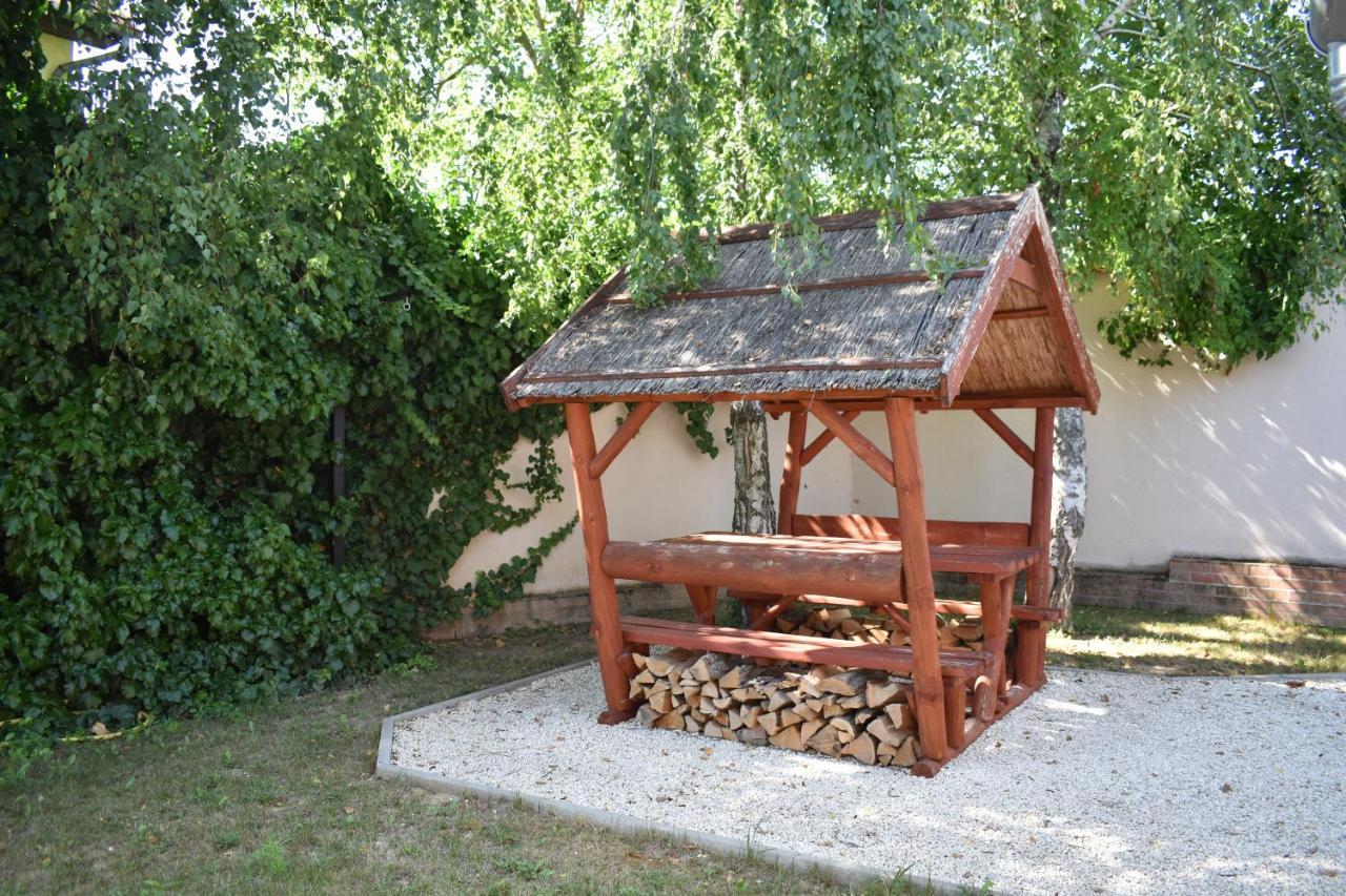 Livia Apartman Heviz Bagian luar foto