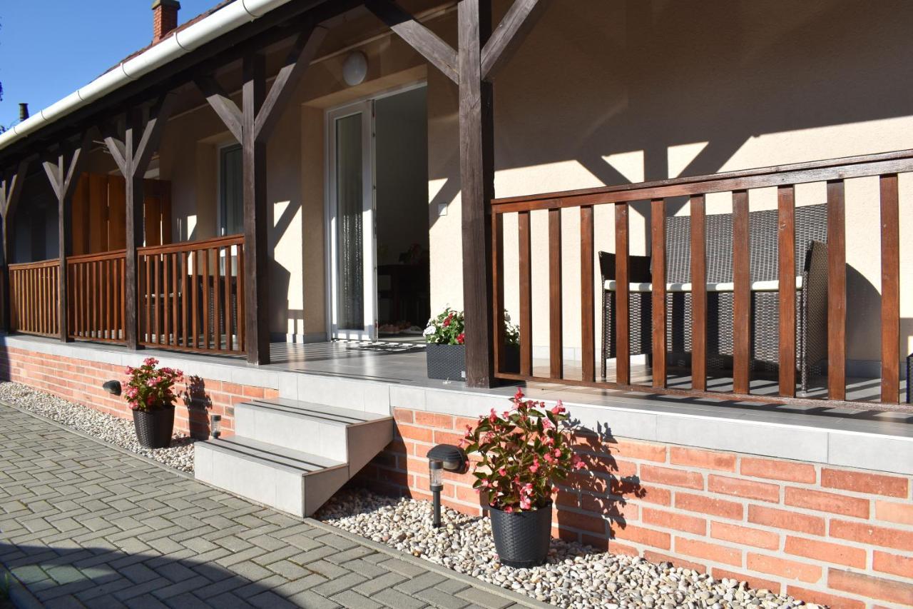 Livia Apartman Heviz Bagian luar foto